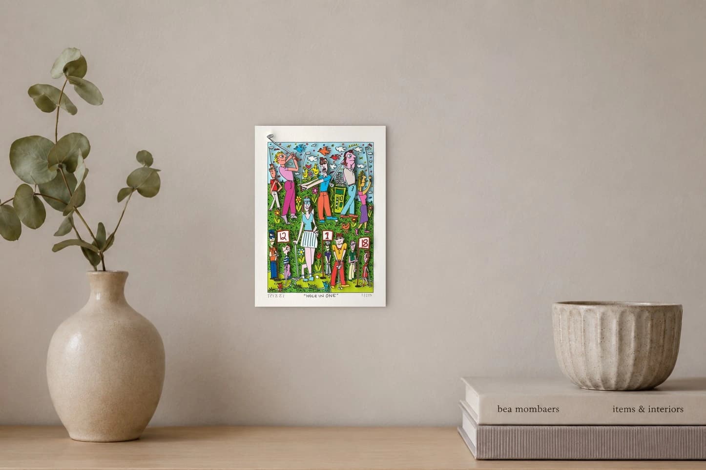 Cartoon-Golfer auf grünem Platz mit Spielern, Fahnen und Golfbällen unter blauem Himmel, als Kunstwerk an der Wand eines hellen Raums.