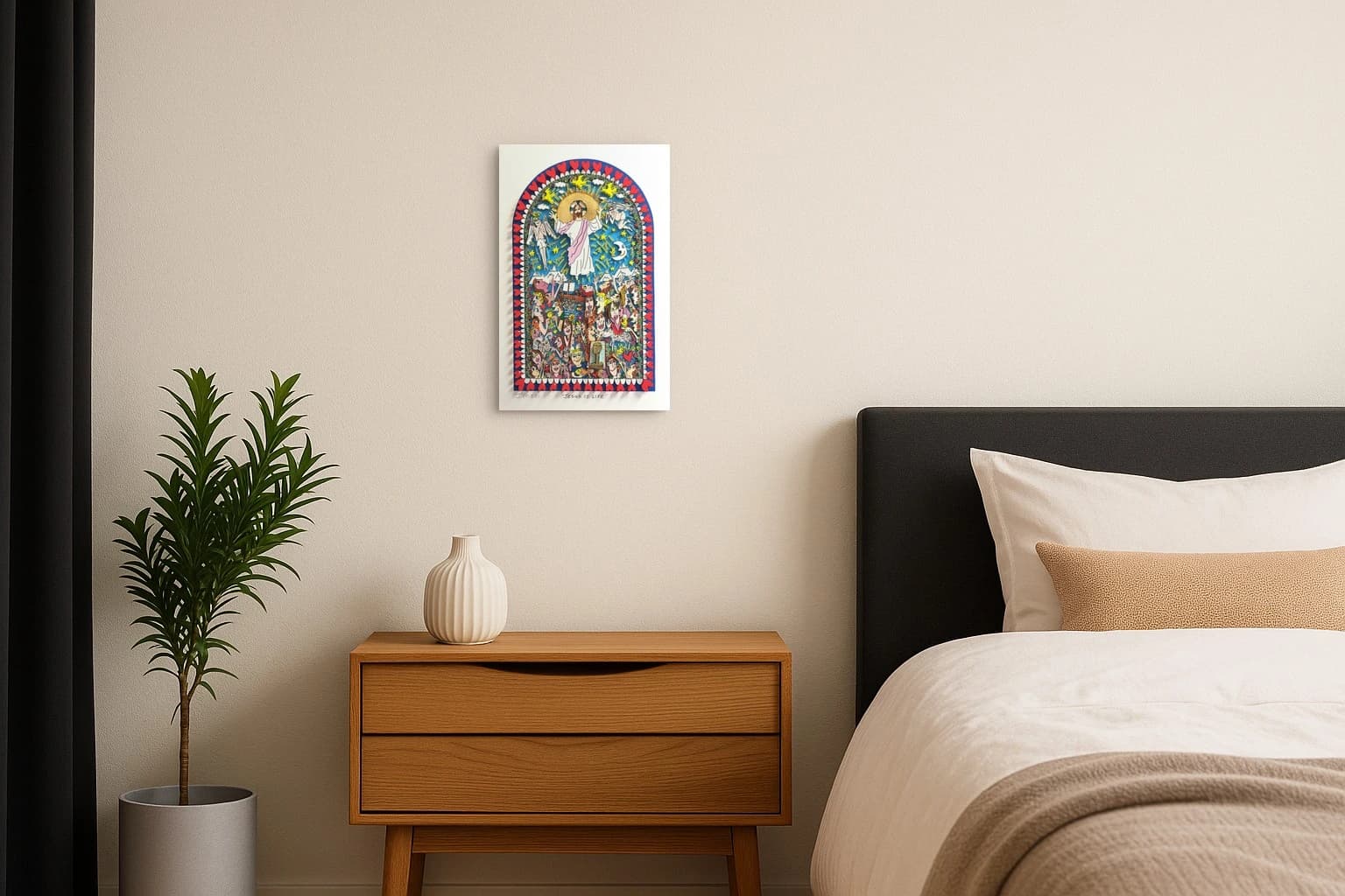 Jesus in Weiß mit goldenem Heiligenschein über einer Menge, umgeben von Engeln, Sternen und Herzen, als Kunstwerk an der Wand eines Schlafzimmers.