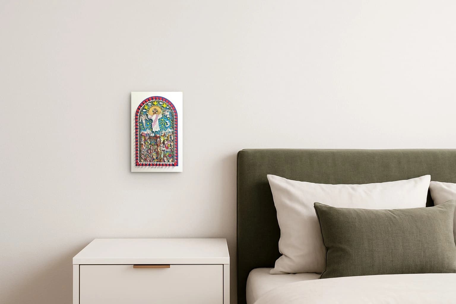 Jesus in Weiß mit goldenem Heiligenschein über einer Menge, umgeben von Engeln, Sternen und Herzen, als Kunstwerk an der Wand eines Schlafzimmers.
