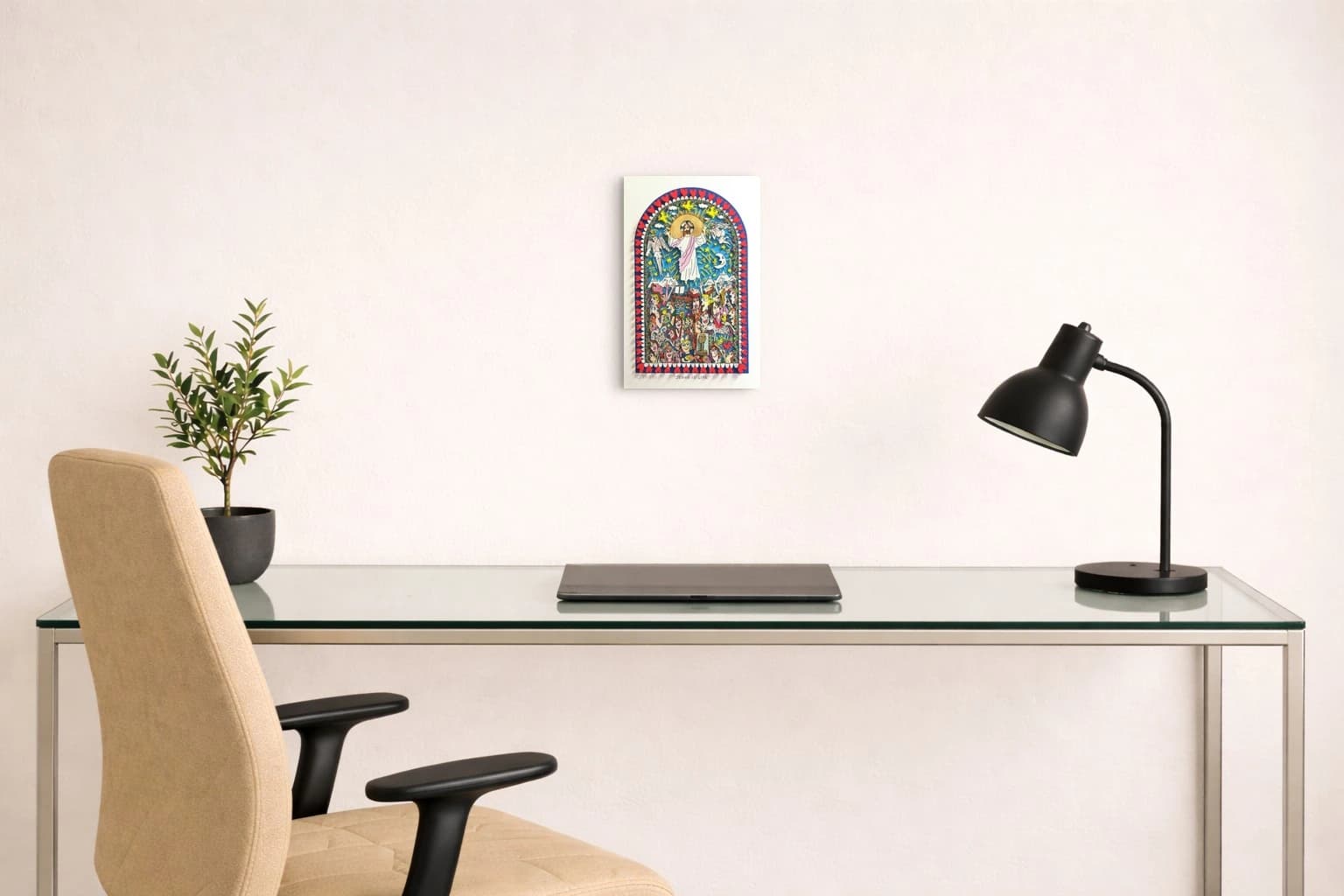 Jesus in Weiß mit goldenem Heiligenschein über einer Menge, umgeben von Engeln, Sternen und Herzen, als Kunstwerk an der Wand eines hellen Raums.