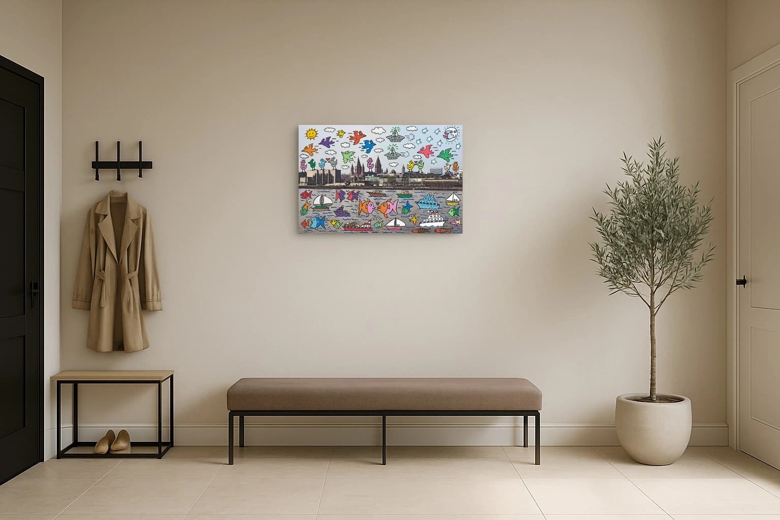 Bunte Cartoon-Vögel und Fische über einer Stadt am Fluss mit Booten, Wolken und Sonne, als Kunstwerk an der Wand eines hellen Raums.