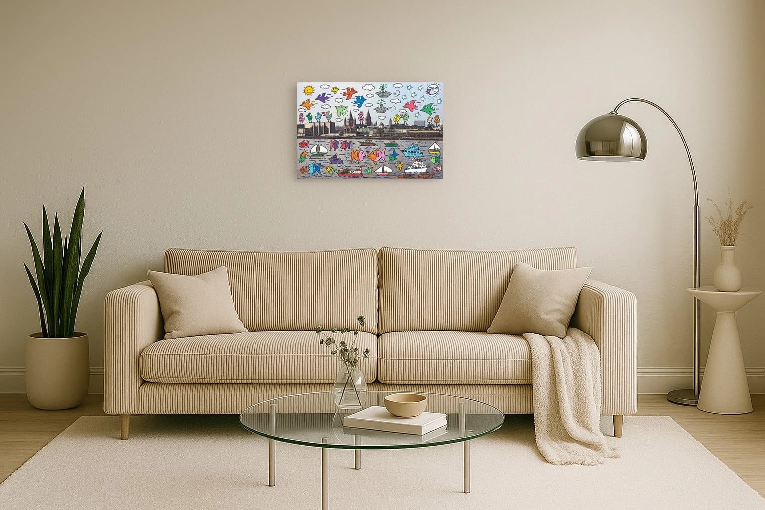 Bunte Cartoon-Vögel und Fische über einer Stadt am Fluss mit Booten, Wolken und Sonne, als Kunstwerk an der Wand eines hellen Wohnzimmers.