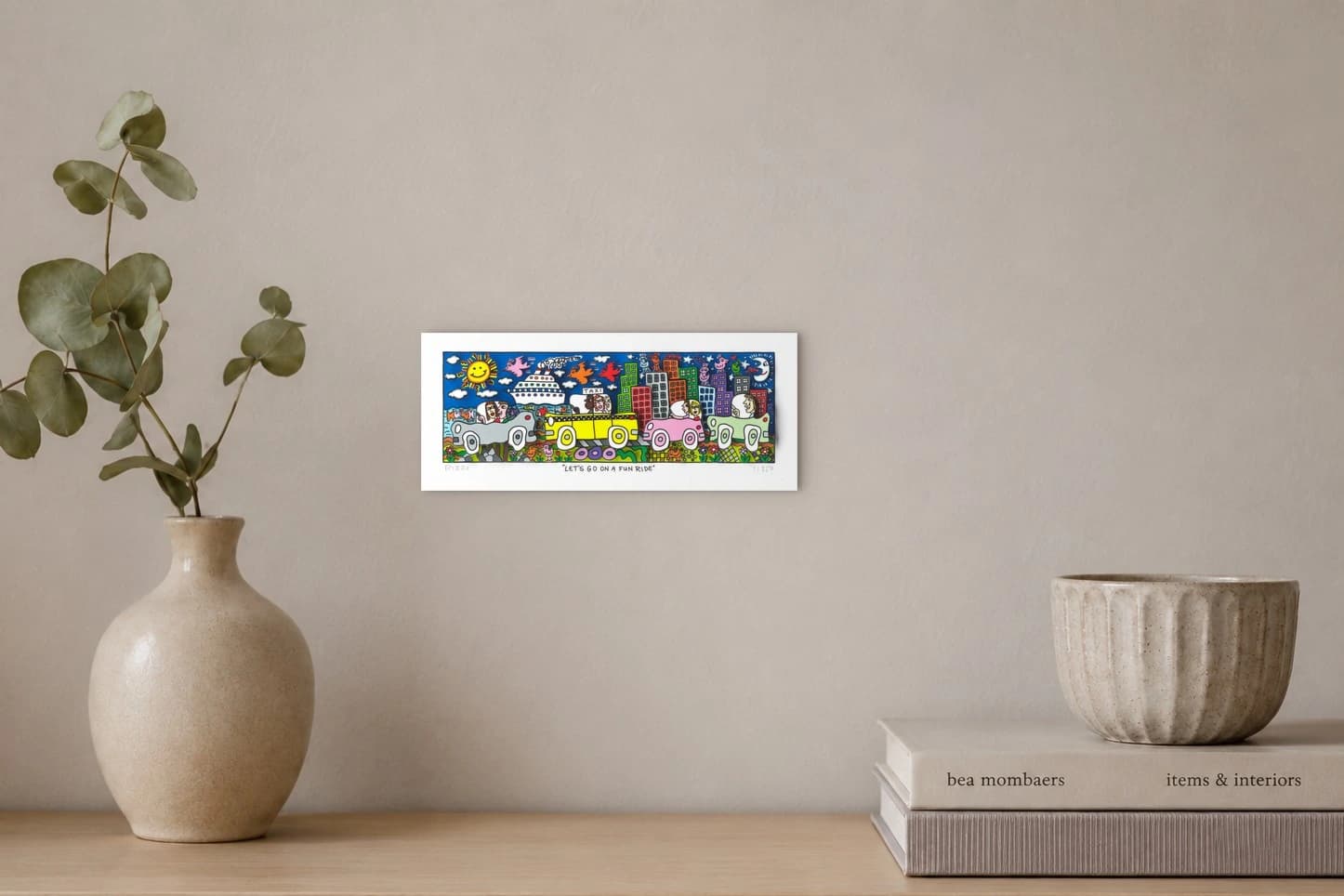 Bunte Cabrio-Taxis mit Passagieren vor Skyline, Kreuzfahrtschiff, Sonne, Vögeln und Mond, als Kunstwerk an der Wand eines hellen Raums.