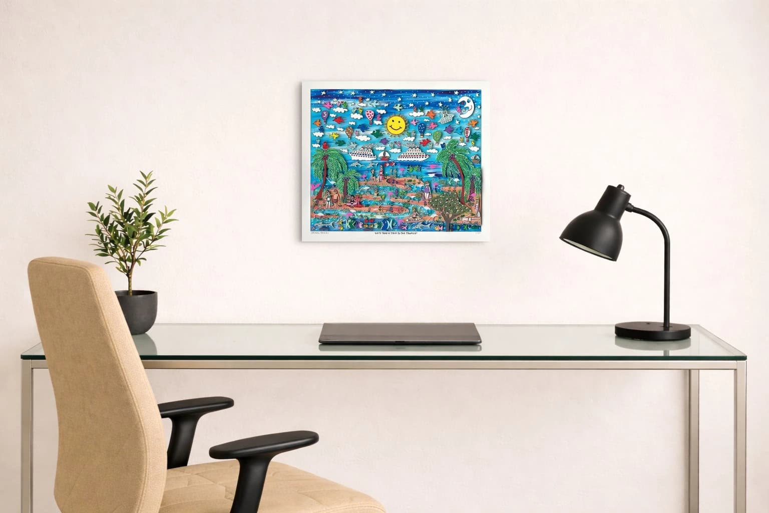 Bunte Tropenlandschaft mit Strand, Palmen, Menschen, Booten, Fischen, Vögeln, Sonne und Mond, als Kunstwerk an der Wand eines hellen Raums.