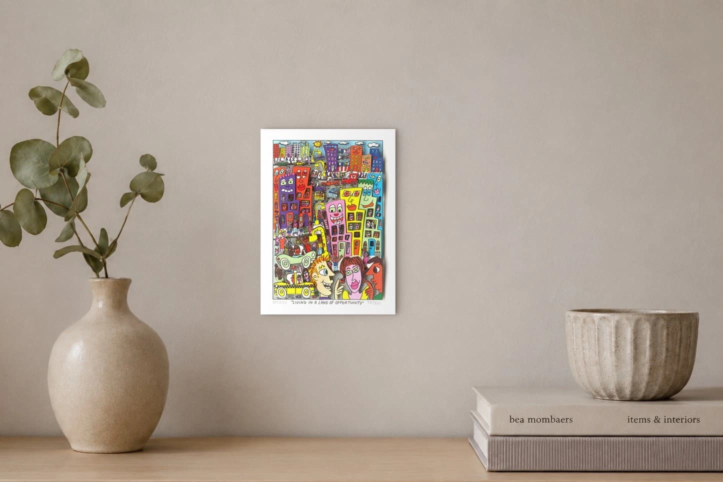 Bunte Gesichter, Häuser, Autos und viele Figuren in einer Stadt unter blauem Himmel, als Kunstwerk an der Wand eines hellen Raums.