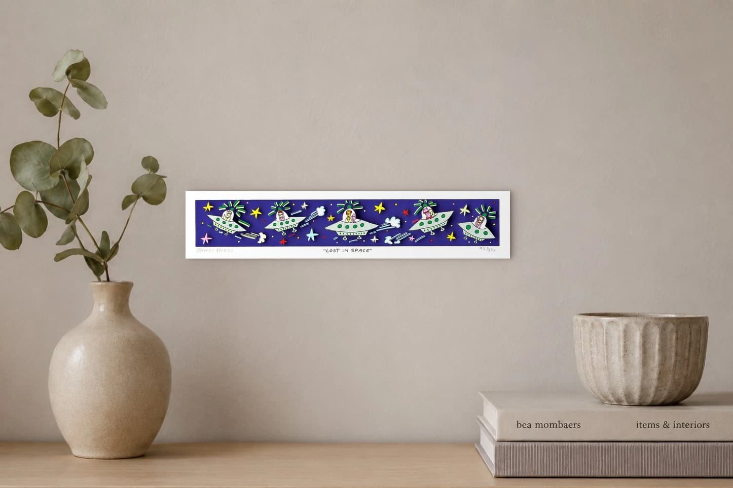 Mehrere Comic-Raumschiffe mit Figuren vor violettem Sternenhintergrund, als Kunstwerk an der Wand eines hellen Raums.