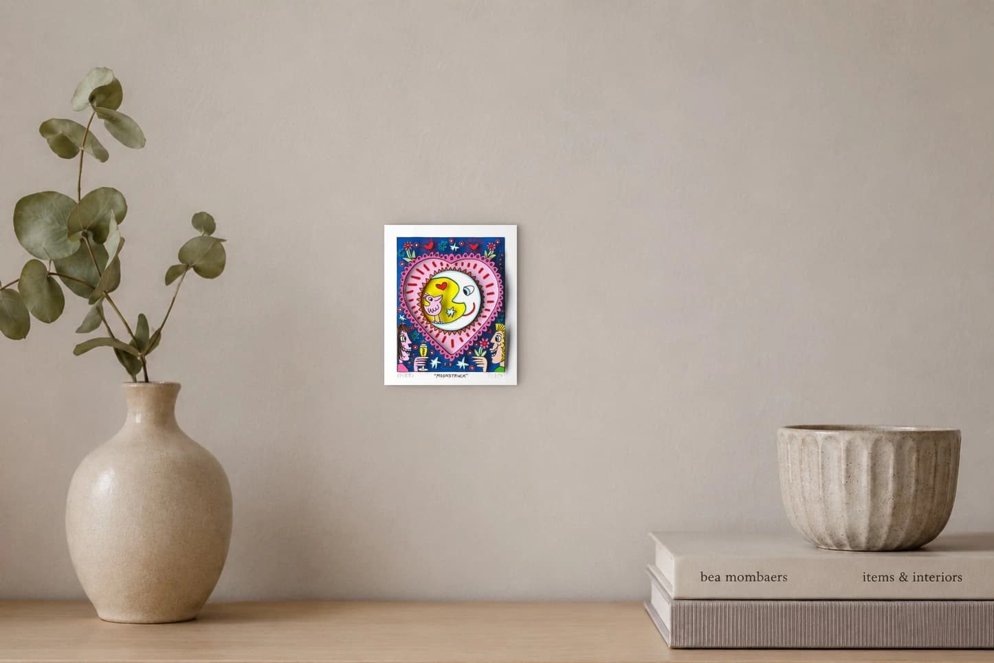 Buntes Bild mit Herzmond, Vogel, Blumen, Sternen und zwei Gesichtern, als Kunstwerk an der Wand eines hellen Raums.