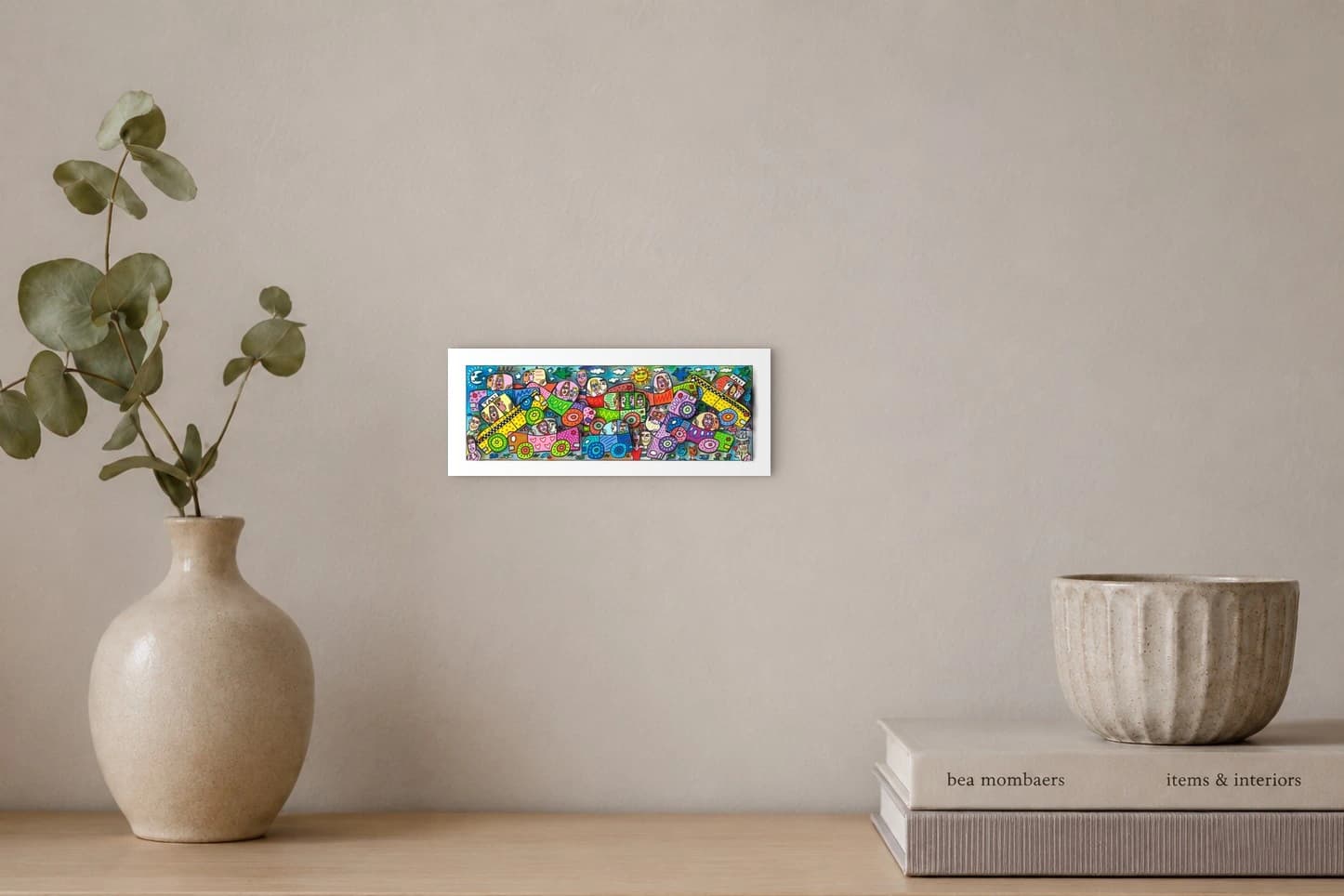 Bunte Collage aus Taxen mit Gesichtern, Vögeln, Sonne und Mond vor blauem Himmel, als Kunstwerk an der Wand eines hellen Raums.