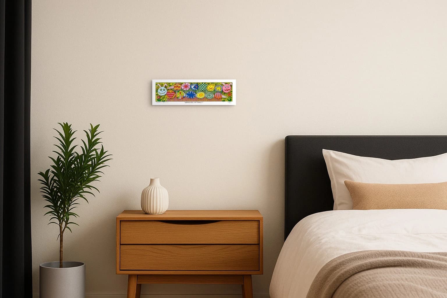 Bunte Tiergesichter und Musterkreise auf gelbem Hintergrund mit Blumen und Gras, als Kunstwerk an der Wand eines Schlafzimmers.