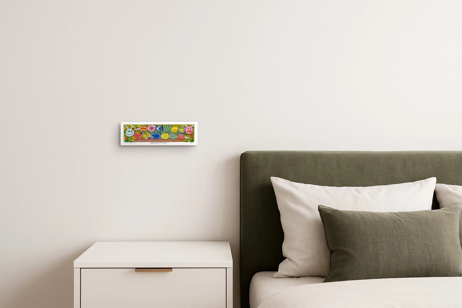 Bunte Tiergesichter und Musterkreise auf gelbem Hintergrund mit Blumen und Gras, als Kunstwerk an der Wand eines Schlafzimmers.