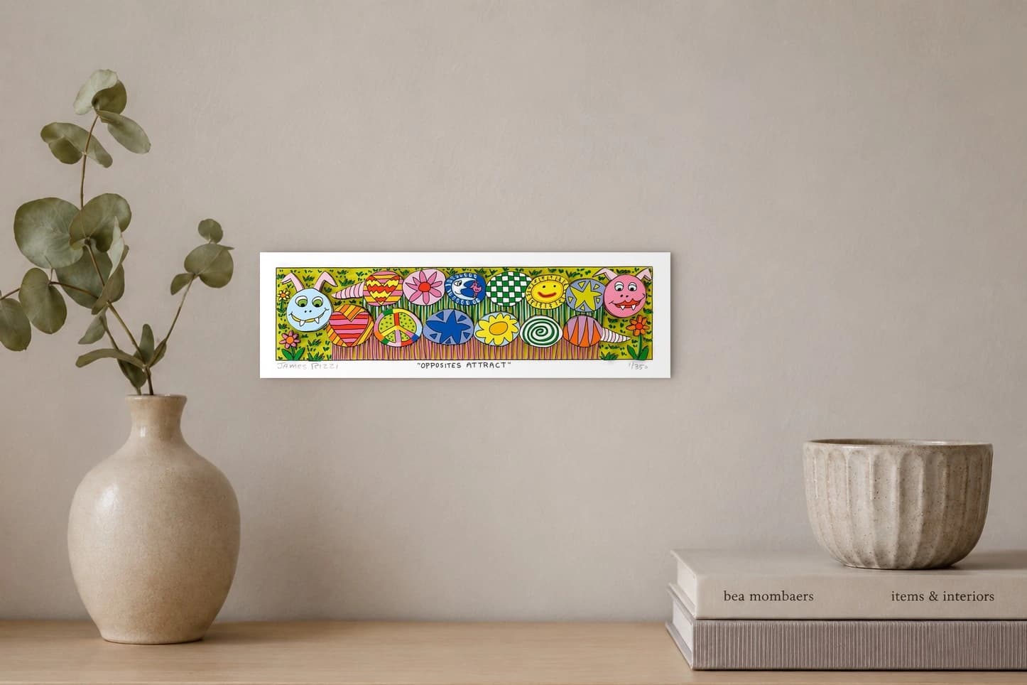 Bunte Tiergesichter und Musterkreise auf gelbem Hintergrund mit Blumen und Gras, als Kunstwerk an der Wand eines hellen Raums.