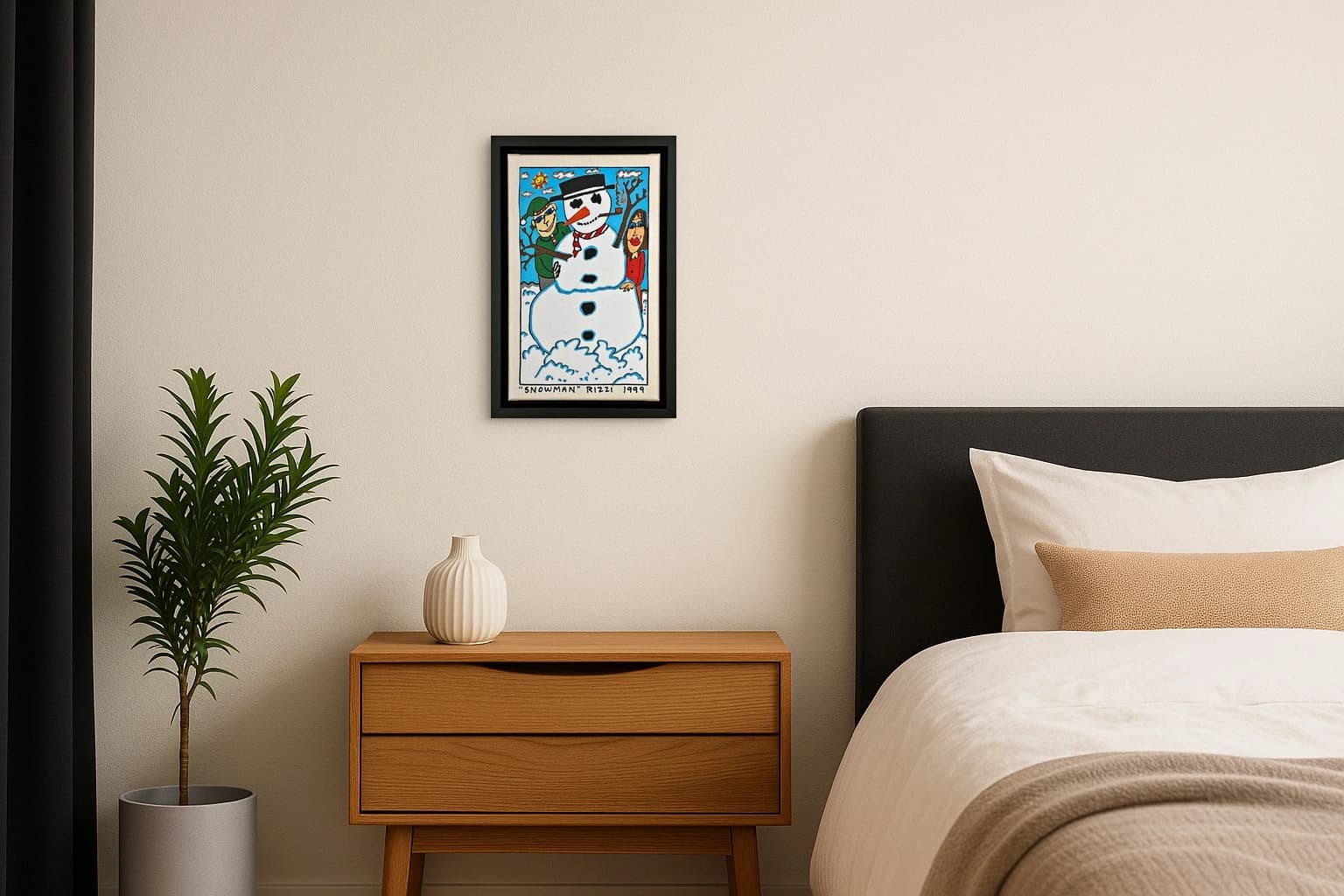 Gerahmtes Bild mit Schneemann, zwei Personen, Sonne und Bäumen vor blauem Himmel, als Kunstwerk an der Wand eines Schlafzimmers.