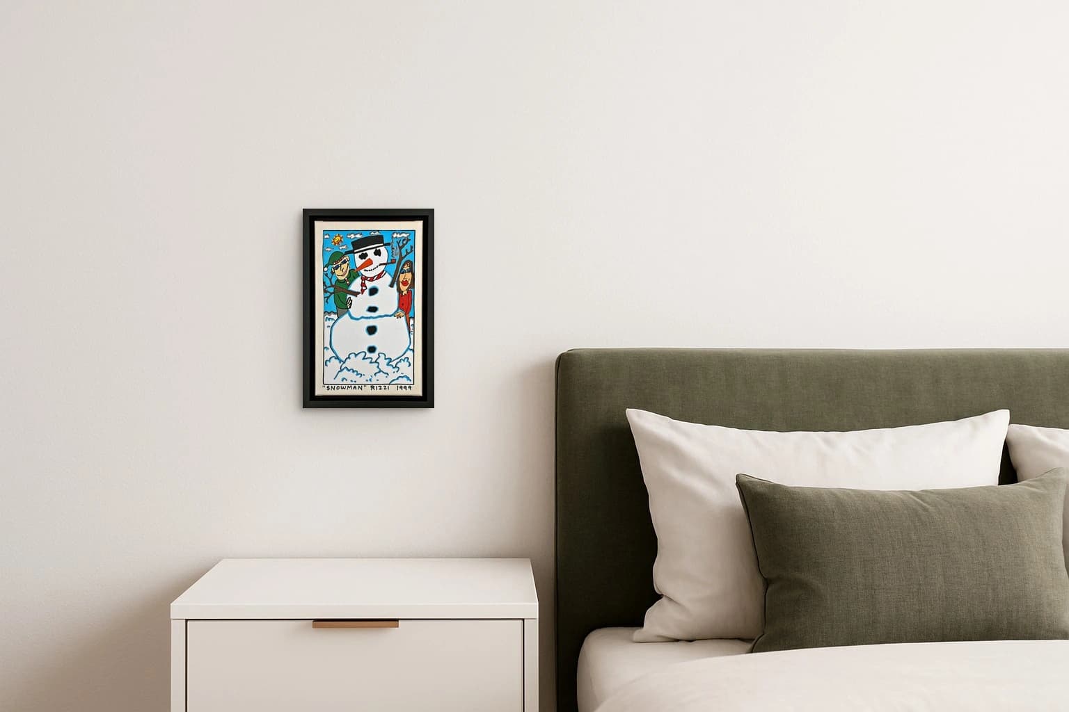 Gerahmtes Bild mit Schneemann, zwei Personen, Sonne und Bäumen vor blauem Himmel, als Kunstwerk an der Wand eines Schlafzimmers.