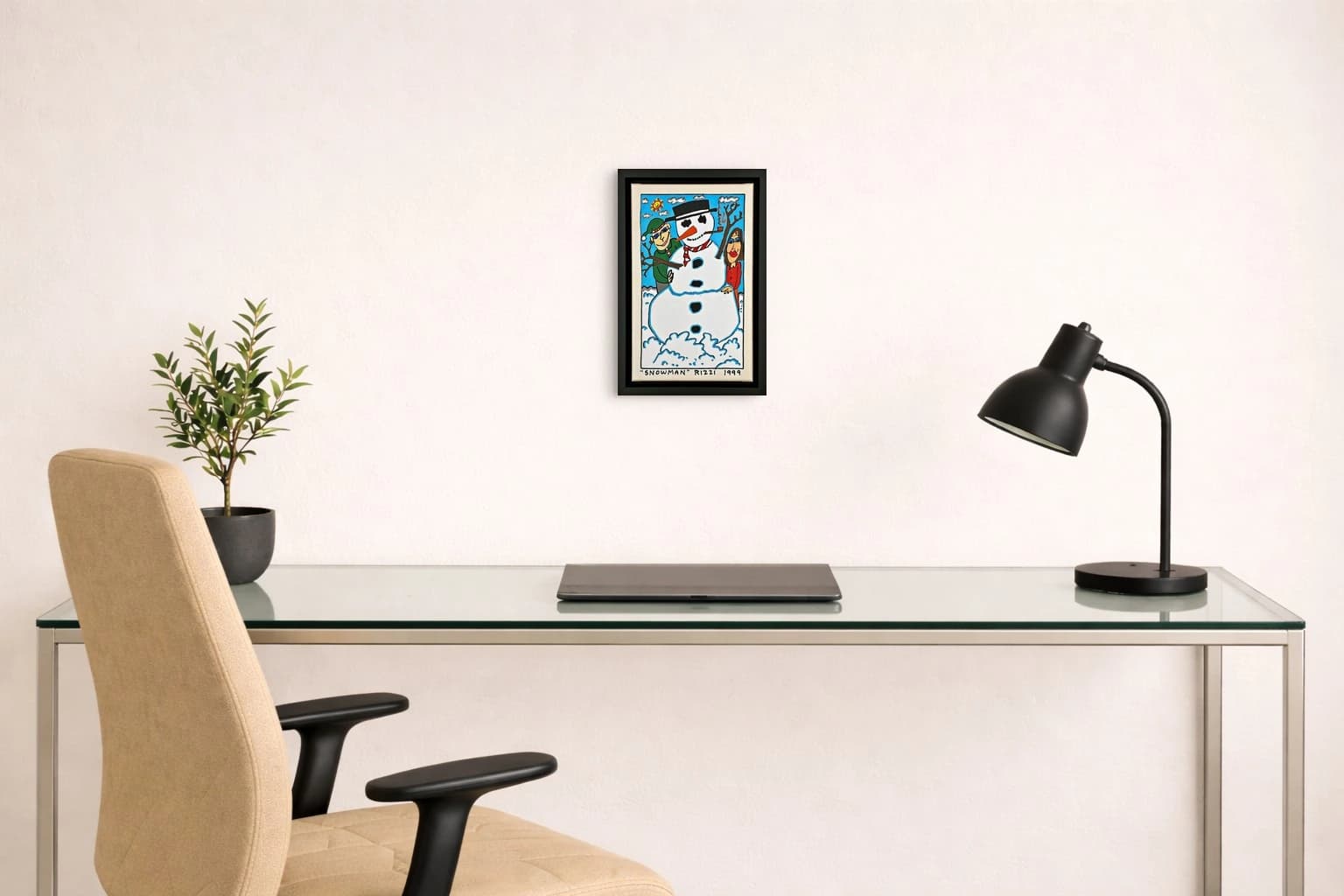 Gerahmtes Bild mit Schneemann, zwei Personen, Sonne und Bäumen vor blauem Himmel, als Kunstwerk an der Wand eines hellen Raums.