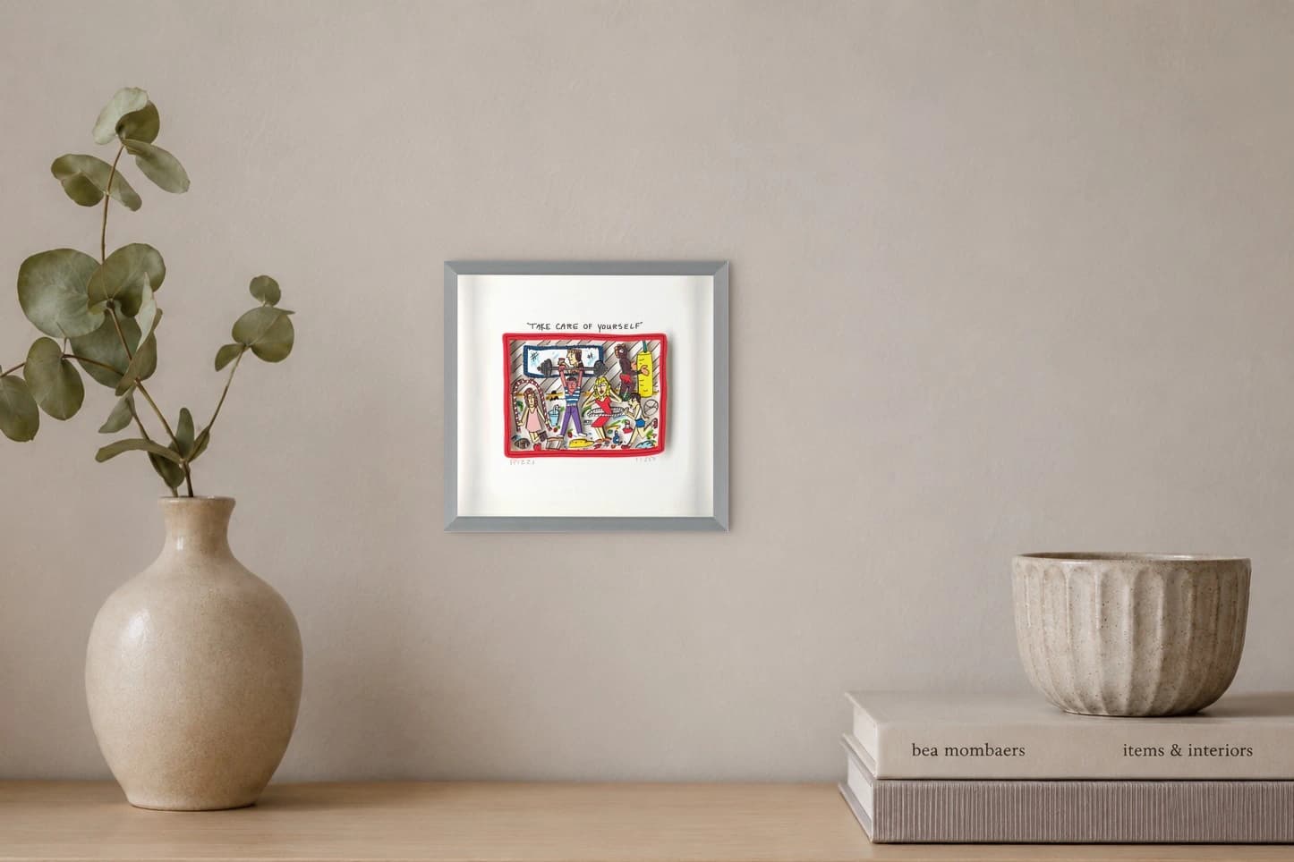 Gerahmte Zeichnung einer Fitnessszene mit dem Text „Take care of yourself“, als Kunstwerk an der Wand eines hellen Zimmers.