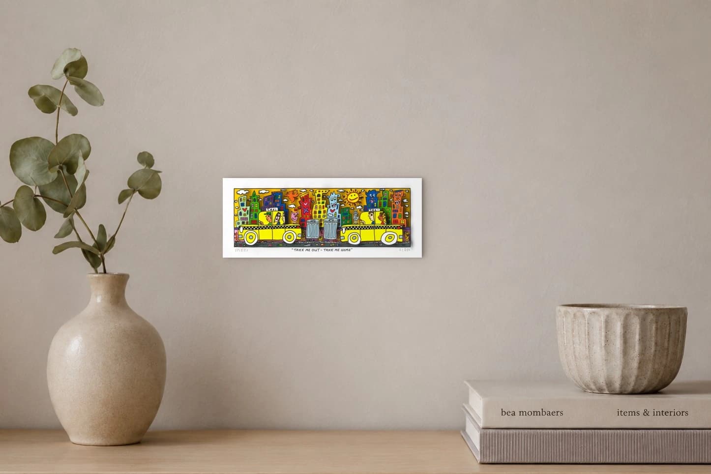 Zwei gelbe Taxis vor bunten Hochhäusern mit Wolken, Sonne und Mülltonnen, als Kunstwerk an der Wand eines hellen Raums.