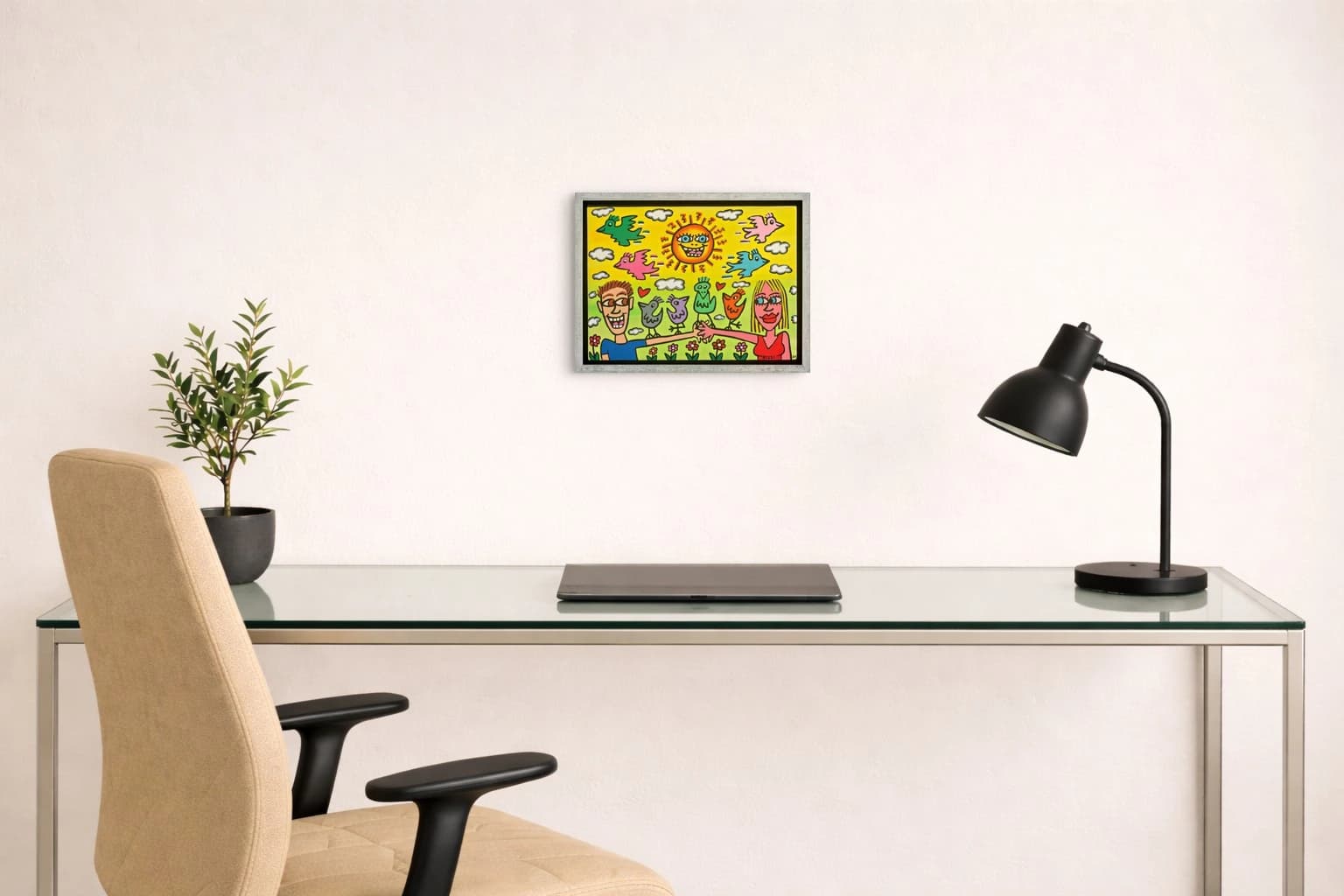 Bunte Sonne, Vögel, Paar und Wolken vor gelbem Himmel, als Kunstwerk an der Wand eines hellen Raums.