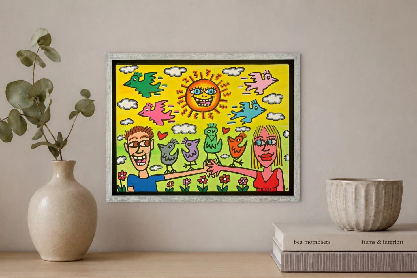 Buntes Bild mit lächelnder Sonne, Vögeln, Paar und Wolken vor gelbem Himmel, als Kunstwerk an der Wand eines hellen Raums.