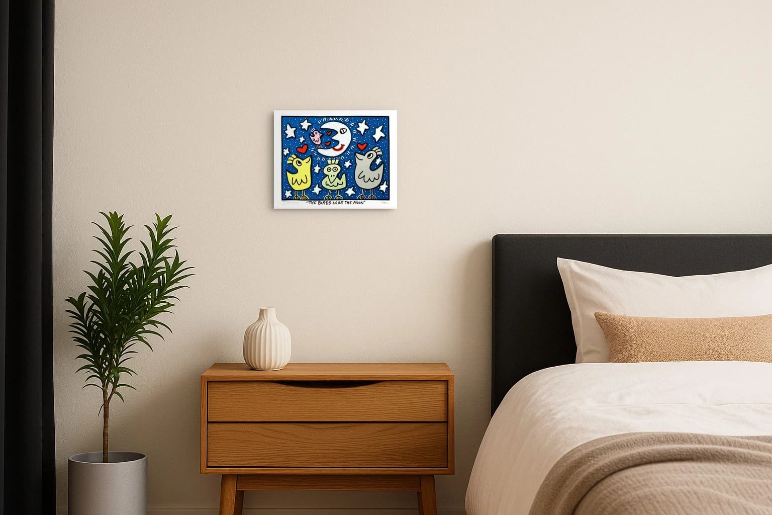 Vier bunte Vögel und eine weiße Mondsichel mit Herzen vor blauem Sternenhimmel im weißen Rahmen, als Kunstwerk an der Wand eines Schlafzimmers.