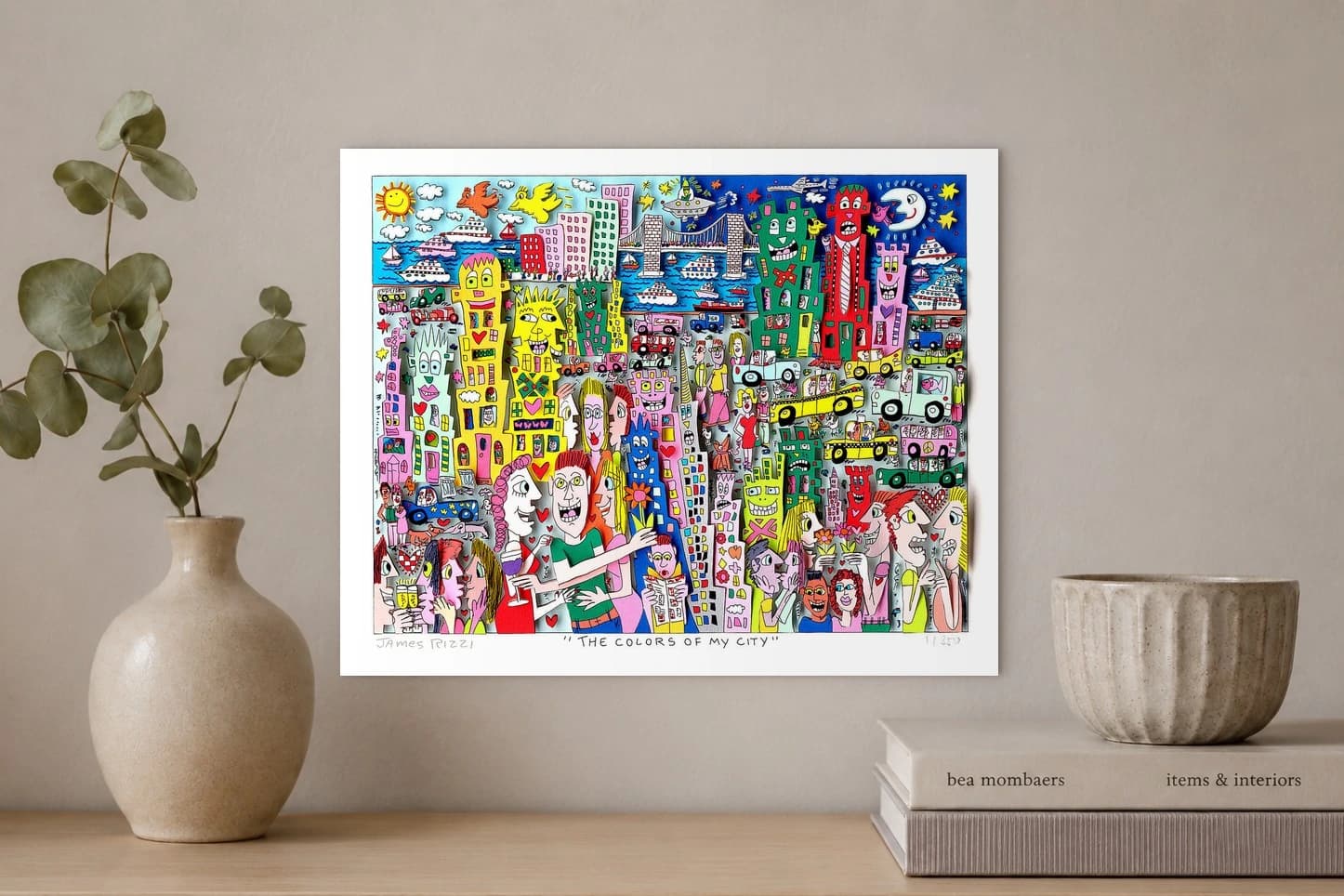 Bunte Comic-Stadt mit hohen Gesichthäusern, Menschen, Autos, Booten, Brücke, Sonne und Mond, als Kunstwerk an der Wand eines hellen Raums.