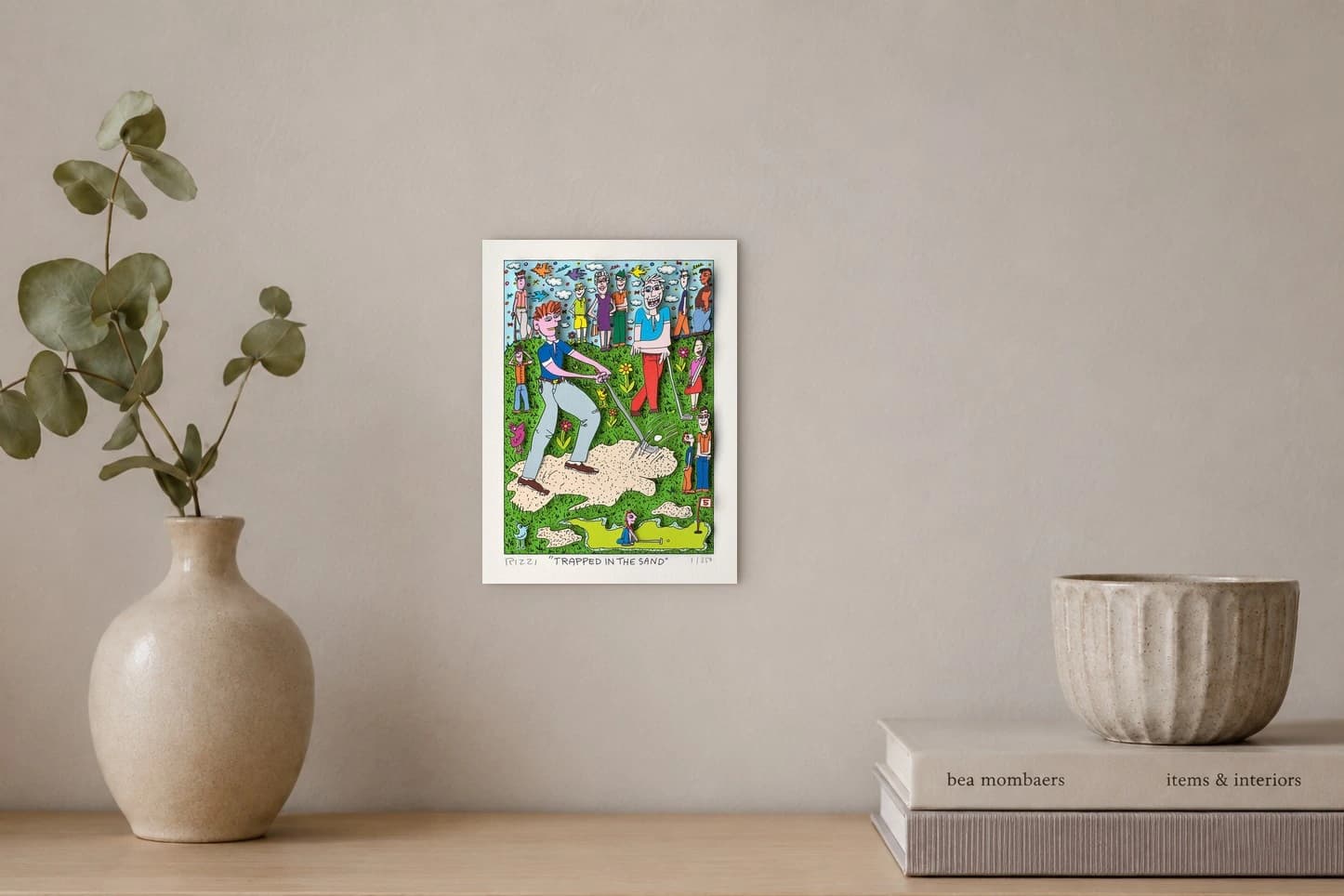 Cartoon mit Golfern auf grünem Platz, Sandflächen und Wolkenhimmel, als Kunstwerk an der Wand eines hellen Raums.