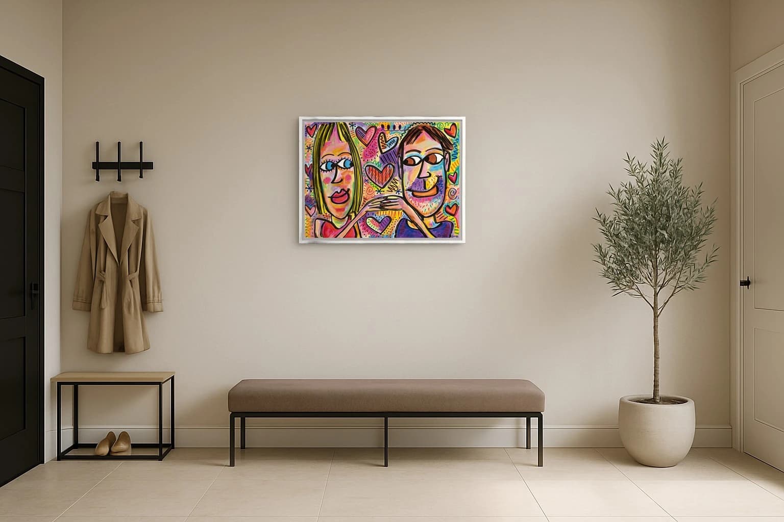 Zwei stilisierte Gesichter vor buntem Hintergrund mit vielen Herzen, als Kunstwerk an der Wand eines hellen Raums.