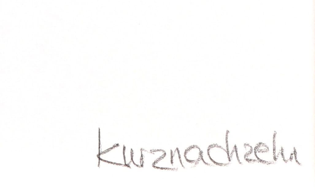 Ein weißes Blatt mit dem handgeschriebenen Wort Kurznachum vor hellem Hintergrund.
