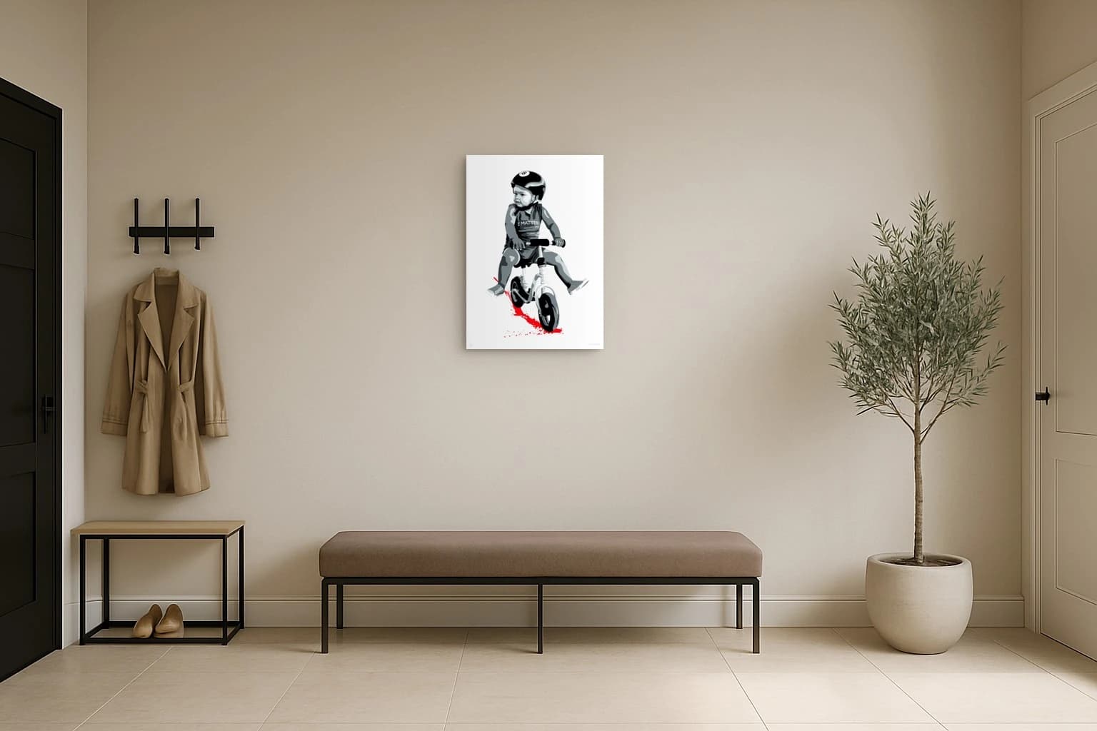 Ein Kind mit Helm fährt auf einem kleinen Fahrrad, im hellen Flur als Kunstwerk an der Wand eines hellen Flurs.