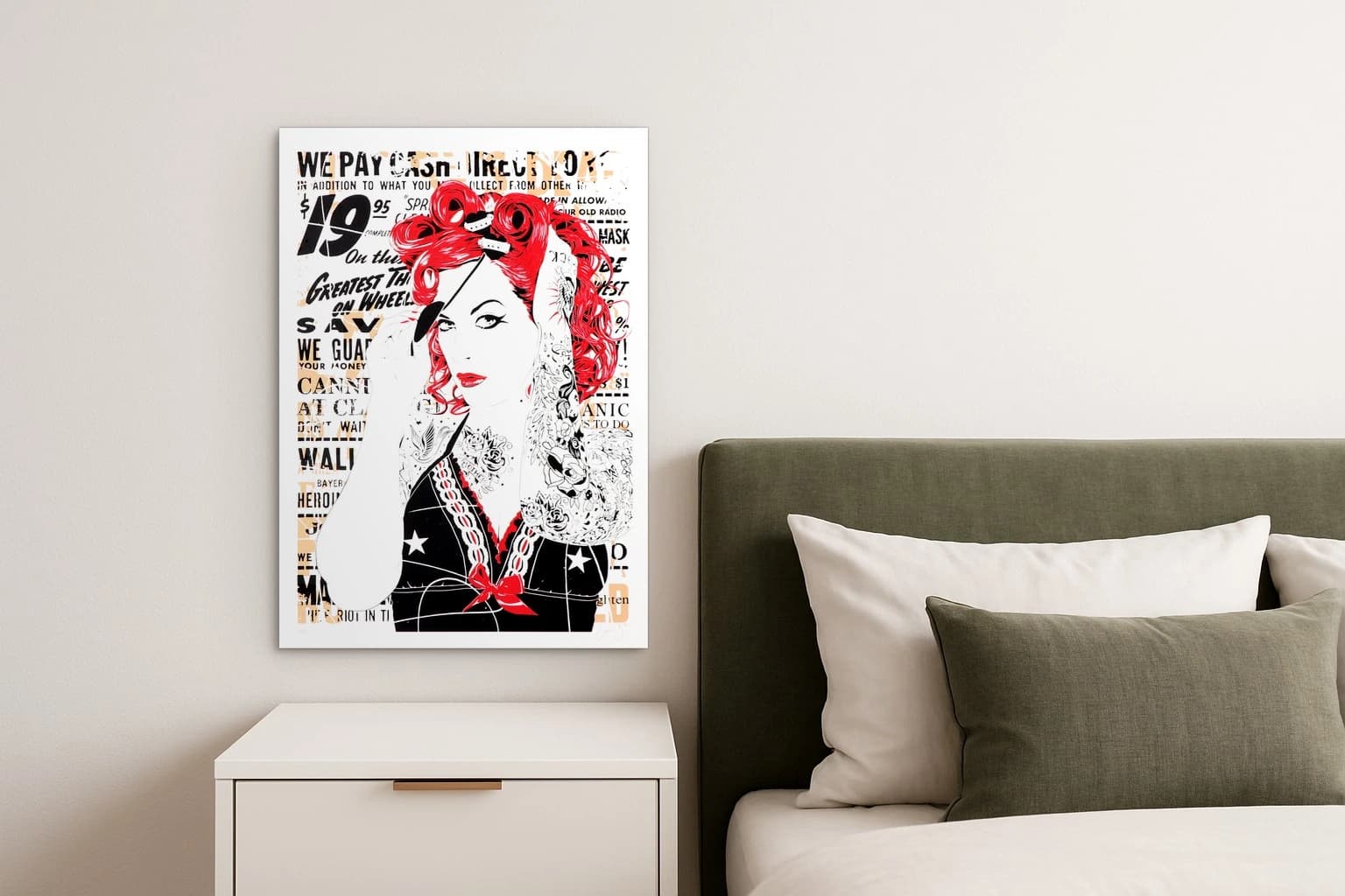 Frau mit roten Locken und Tattooärmeln vor Schriftcollage in Schwarz, Rot und Beige, als Kunstwerk an der Wand eines hellen Schlafzimmers.