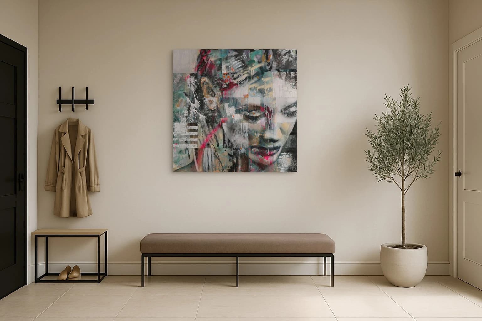 Abstrakte Frauengesichter in Grau, Schwarz und Rosa mit Farbspritzern, als Kunstwerk an der Wand eines hellen Raums.