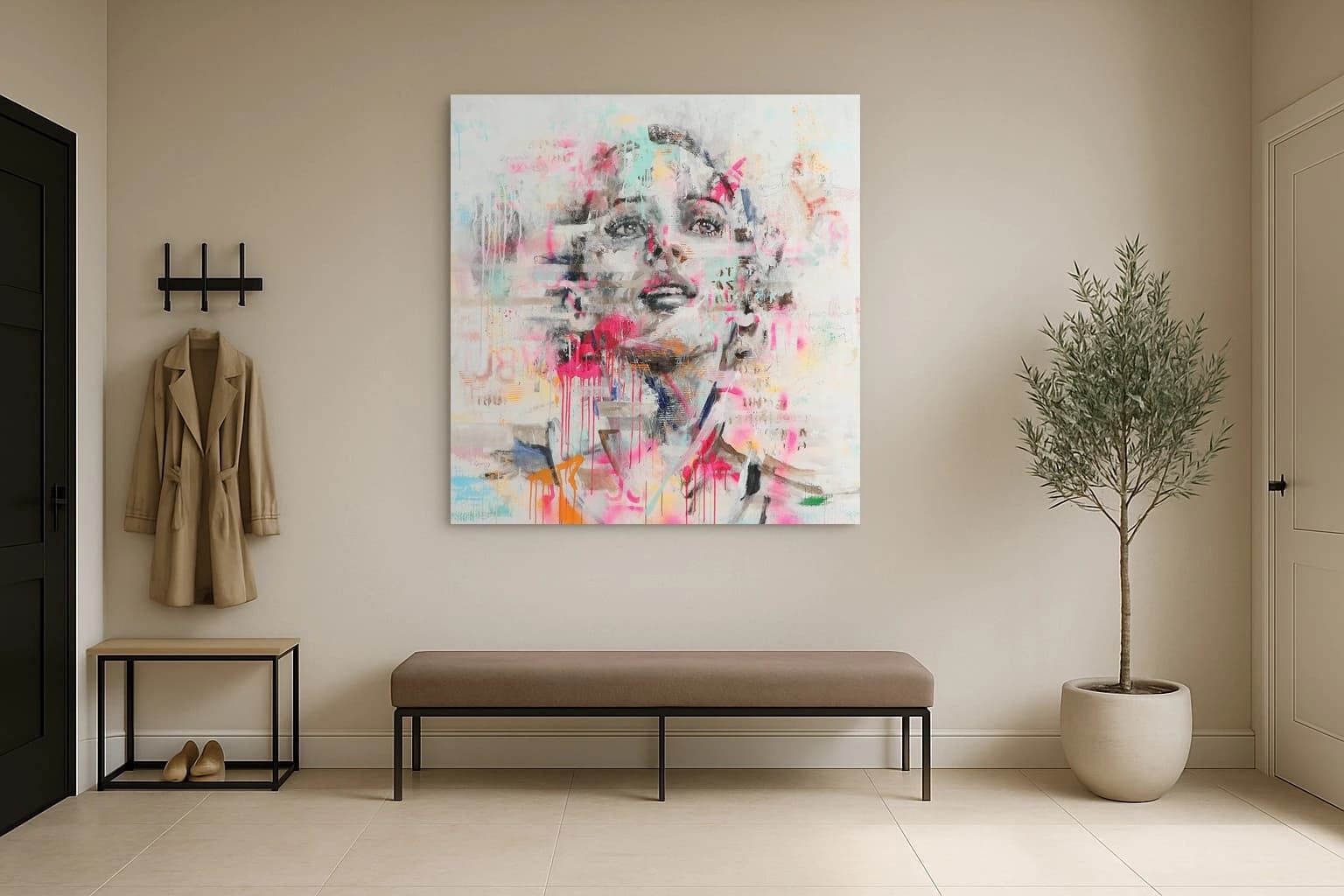 Porträt einer Frau mit grau, rosa und türkisen Farbspritzern, als Kunstwerk an der Wand eines hellen Raums.