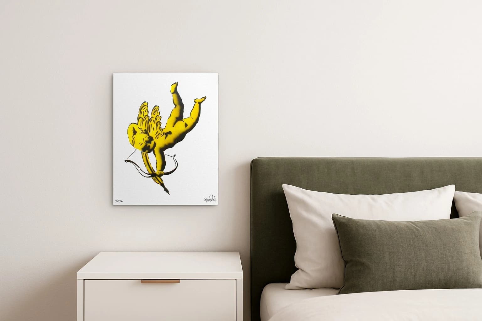 Gelbe Banane mit Flügeln und erhobenen Beinen, unten 2026 und Signatur, als Kunstwerk an der Wand eines hellen Schlafzimmers.