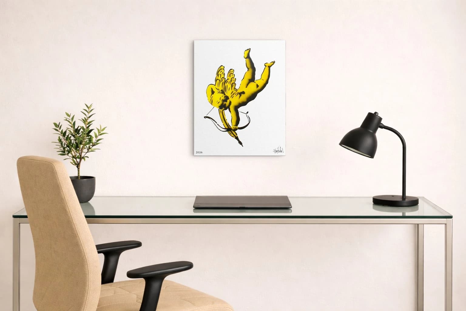 Gelbe Banane mit Flügeln und erhobenen Beinen, unten 2026 und Signatur, als Kunstwerk an der Wand eines Arbeitsraums.