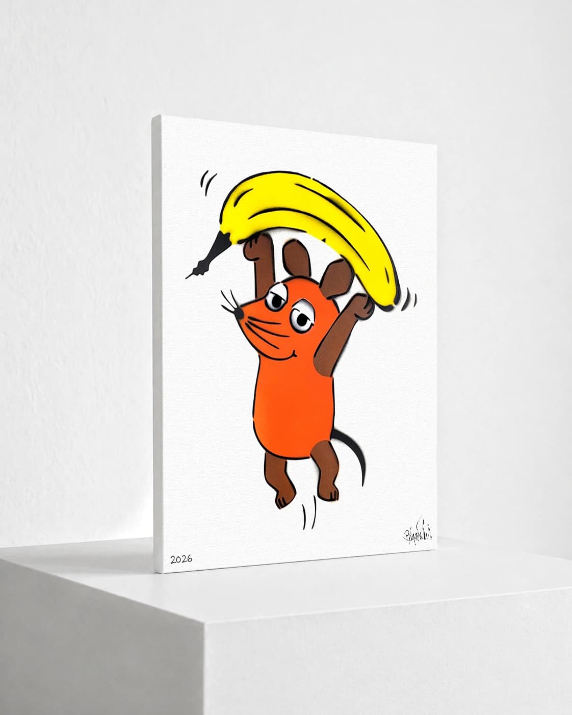 Orange Maus mit großer Banane über dem Kopf vor weißem Hintergrund, unten die Zahl 2026 und eine Signatur.