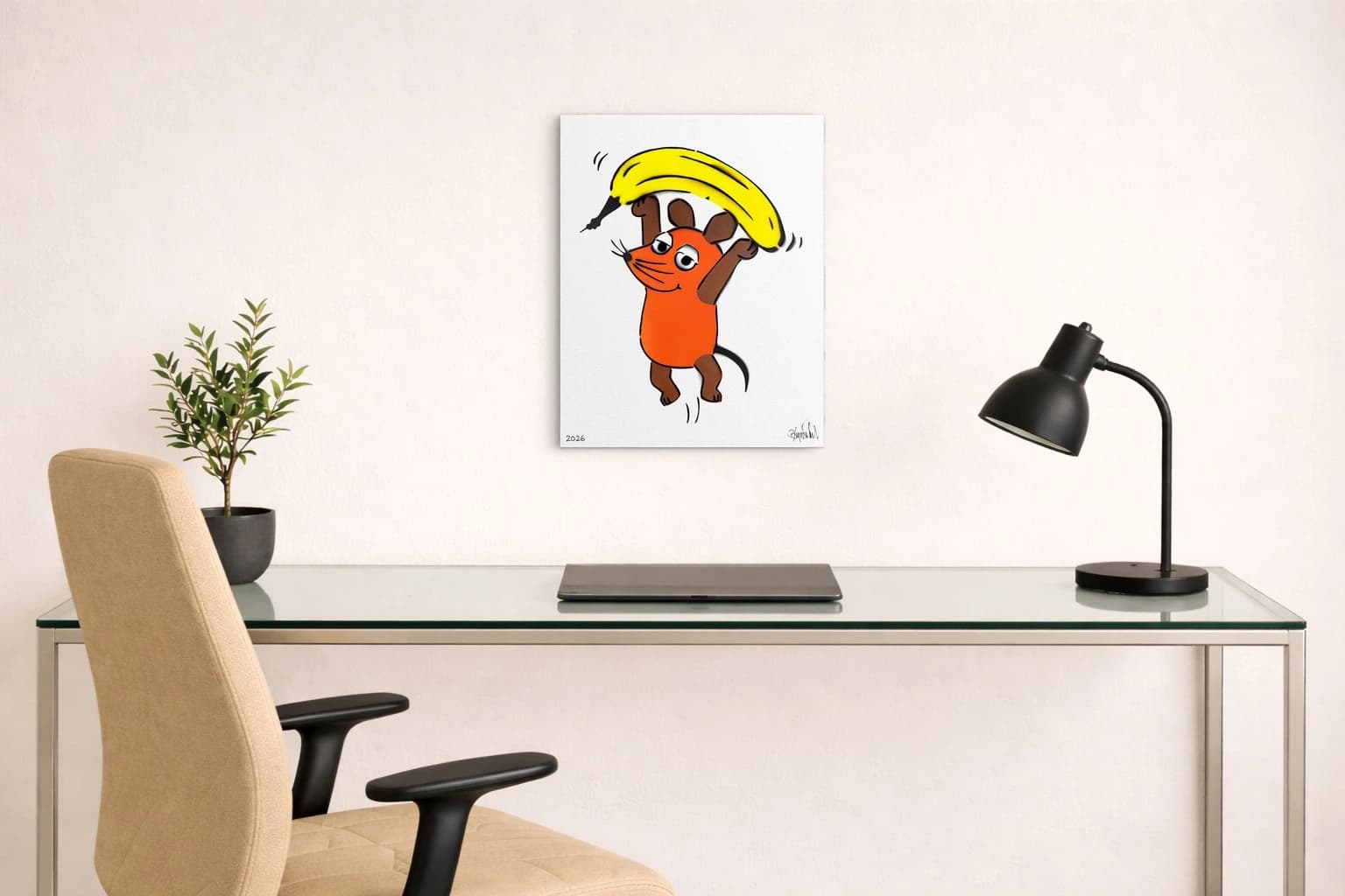 Orange Maus mit großer Banane über dem Kopf, unten 2026 und Signatur, als Kunstwerk an der Wand eines Raums.