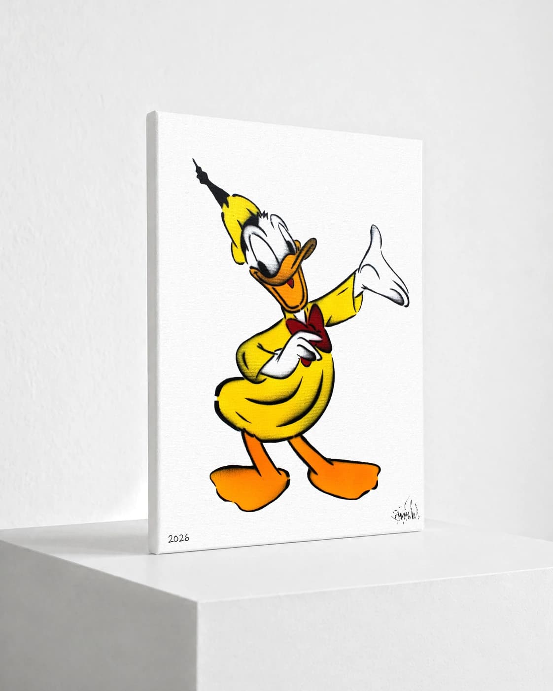 Donald Duck in gelbem Hemd und roter Fliege vor weißem Hintergrund, mit Nummer 2026 unten links.