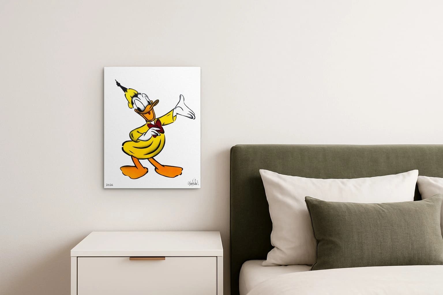 Donald Duck in gelbem Hemd und roter Fliege vor weißem Hintergrund mit 2026 unten links, als Kunstwerk an der Wand eines Schlafzimmers.