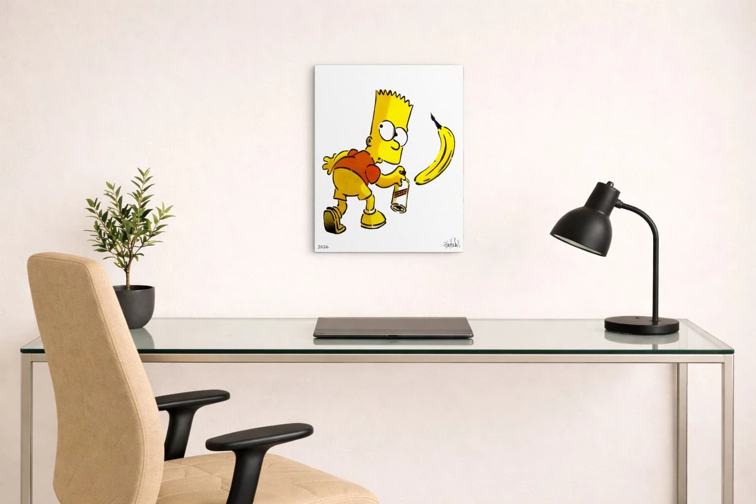 Bart Simpson läuft mit einer Spraydose neben einer gelben Banane auf weißem Hintergrund, als Kunstwerk an der Wand eines hellen Raums.