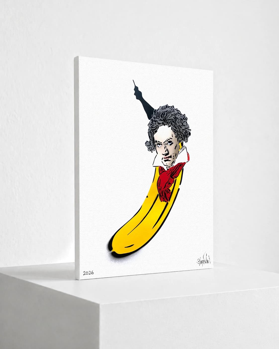 Eine Banane mit Porträtkopf, rotem Schal und erhobener schwarzer Hand auf weißem Hintergrund.