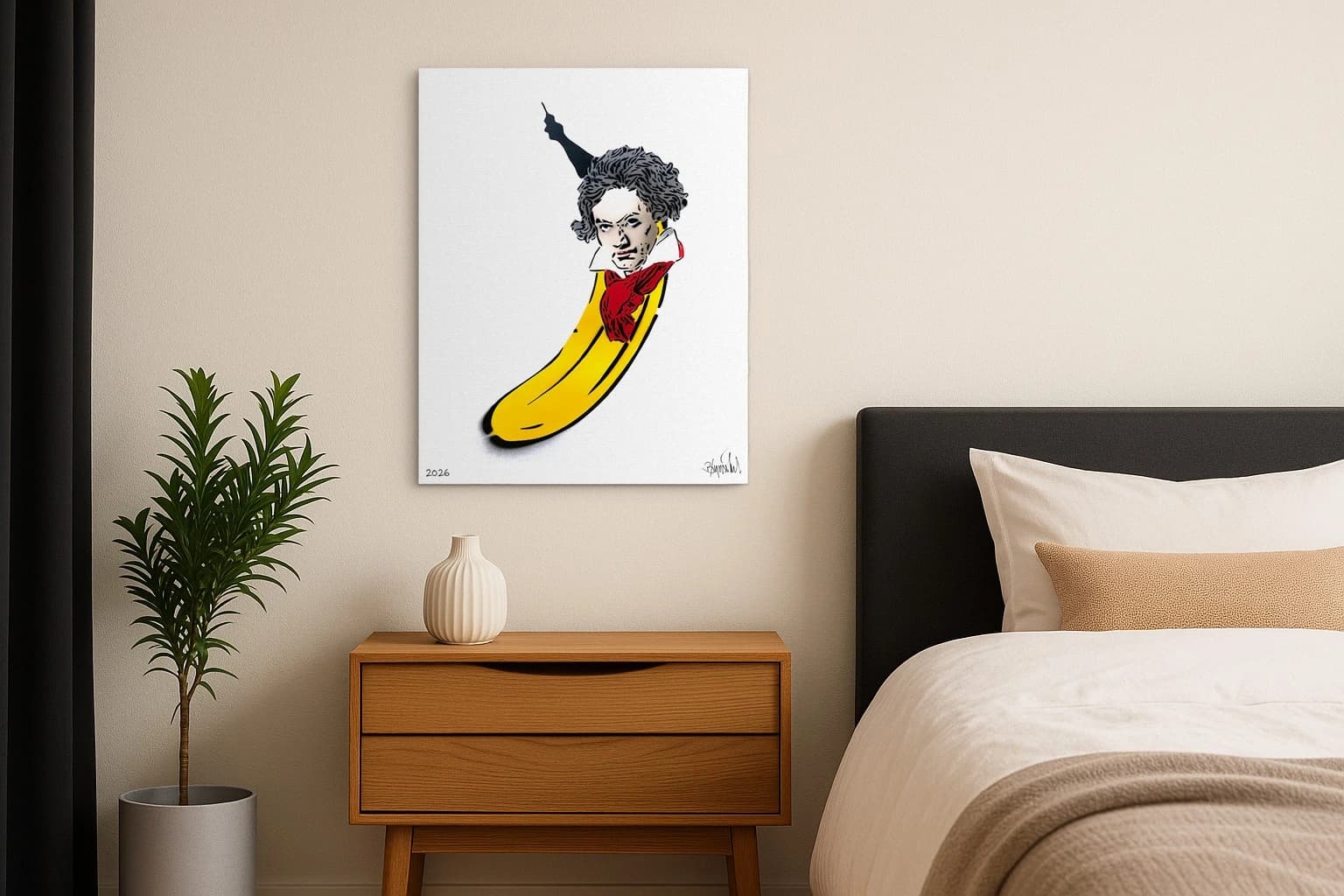 Eine Banane mit Porträtkopf, rotem Schal und erhobener schwarzer Hand auf weißem Hintergrund, als Kunstwerk an der Wand eines Schlafzimmers.