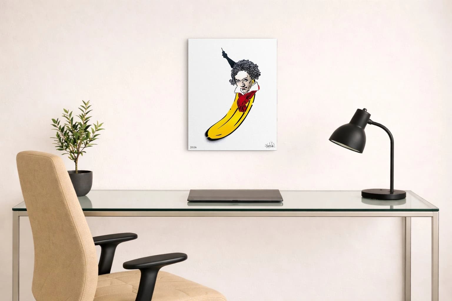 Eine Banane mit Porträtkopf, rotem Schal und erhobener schwarzer Hand auf weißem Hintergrund, als Kunstwerk an der Wand eines Arbeitszimmers.