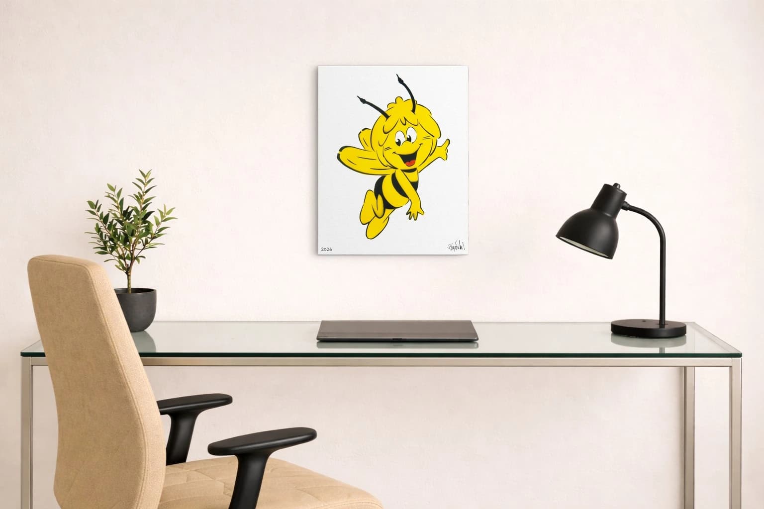 Gelbe Cartoon-Biene mit schwarzen Streifen auf weißem Hintergrund, als Kunstwerk an der Wand eines Büros.