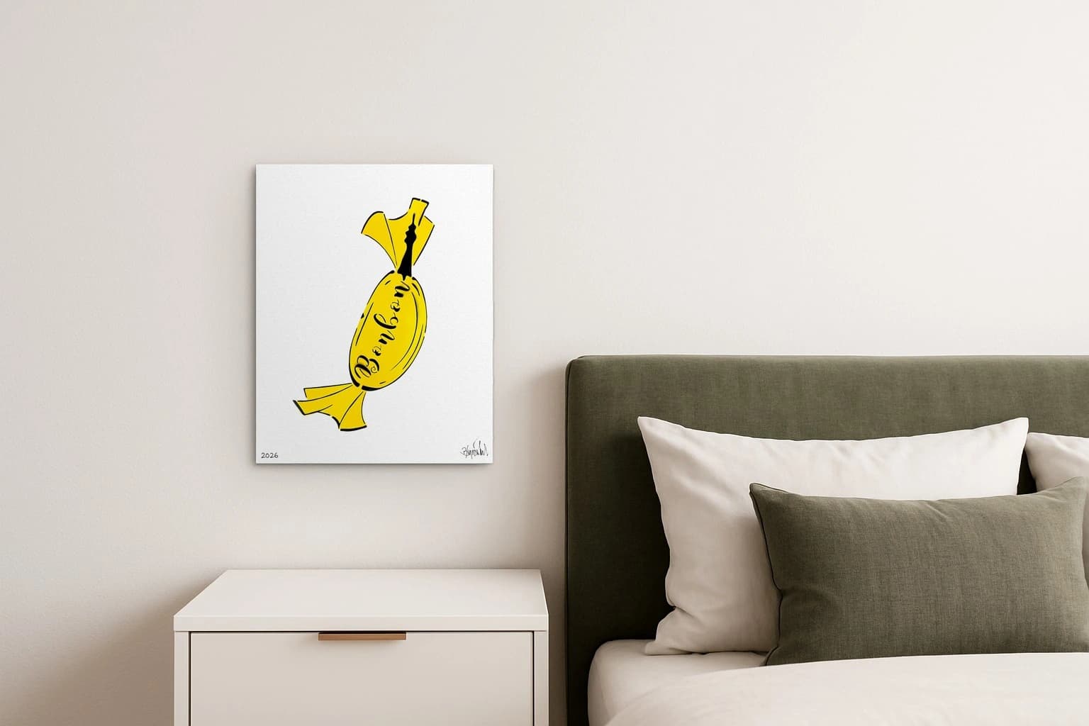 Gelbes Bonbon mit schwarzer Schrift auf weißem Hintergrund, als Kunstwerk an der Wand eines Schlafzimmers.