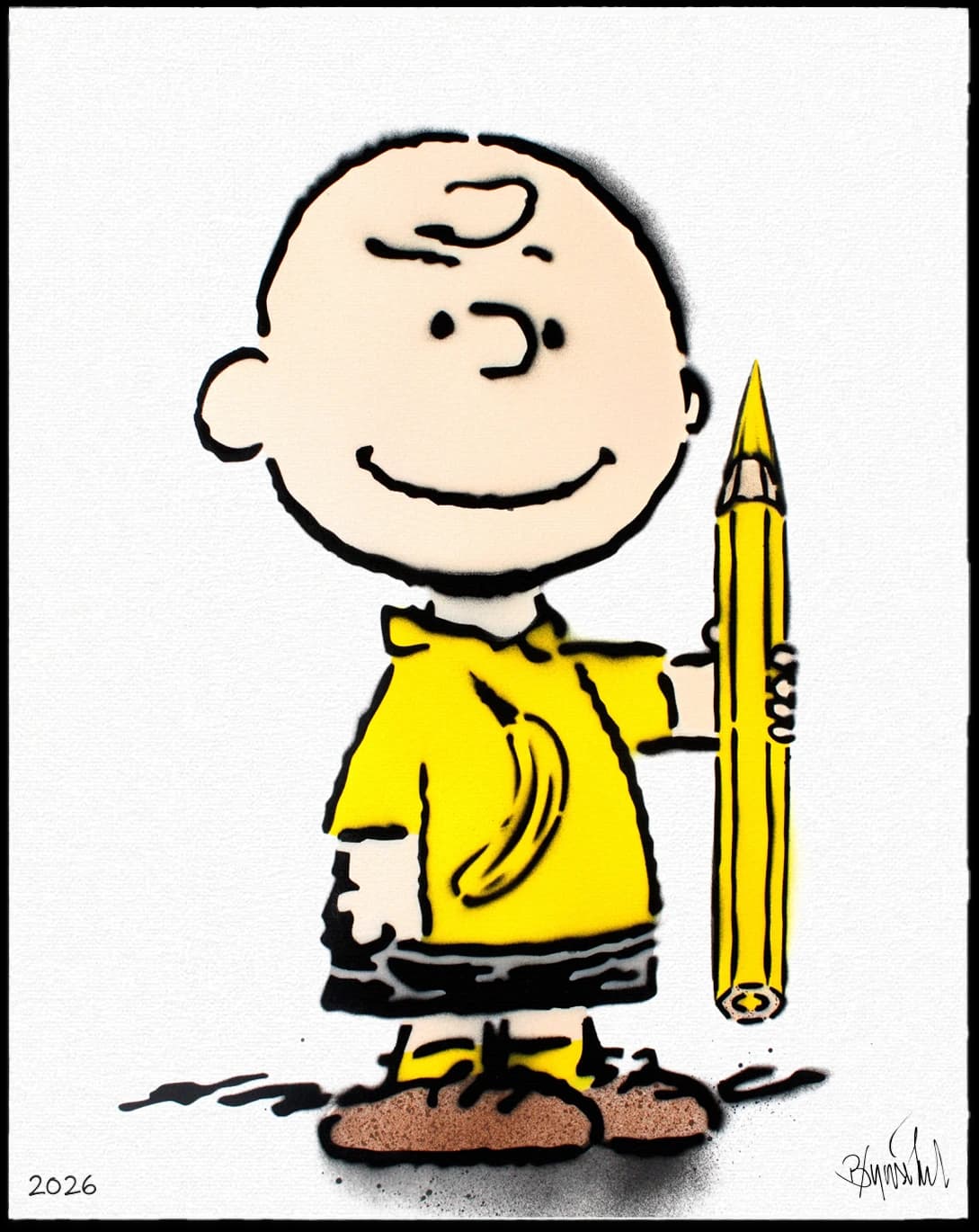 Charlie Brown steht auf weißem Grund mit gelbem Shirt und hält einen gelben Bleistift.