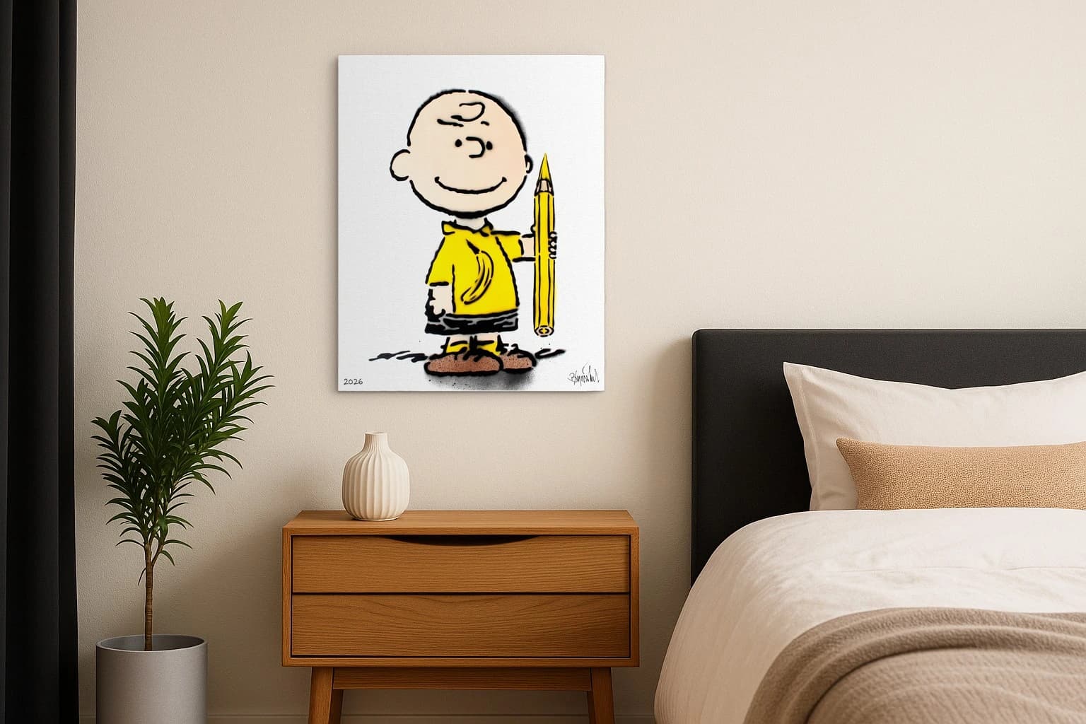 Charlie Brown steht auf weißem Grund mit gelbem Shirt und hält einen gelben Bleistift, als Kunstwerk an der Wand eines Schlafzimmers.