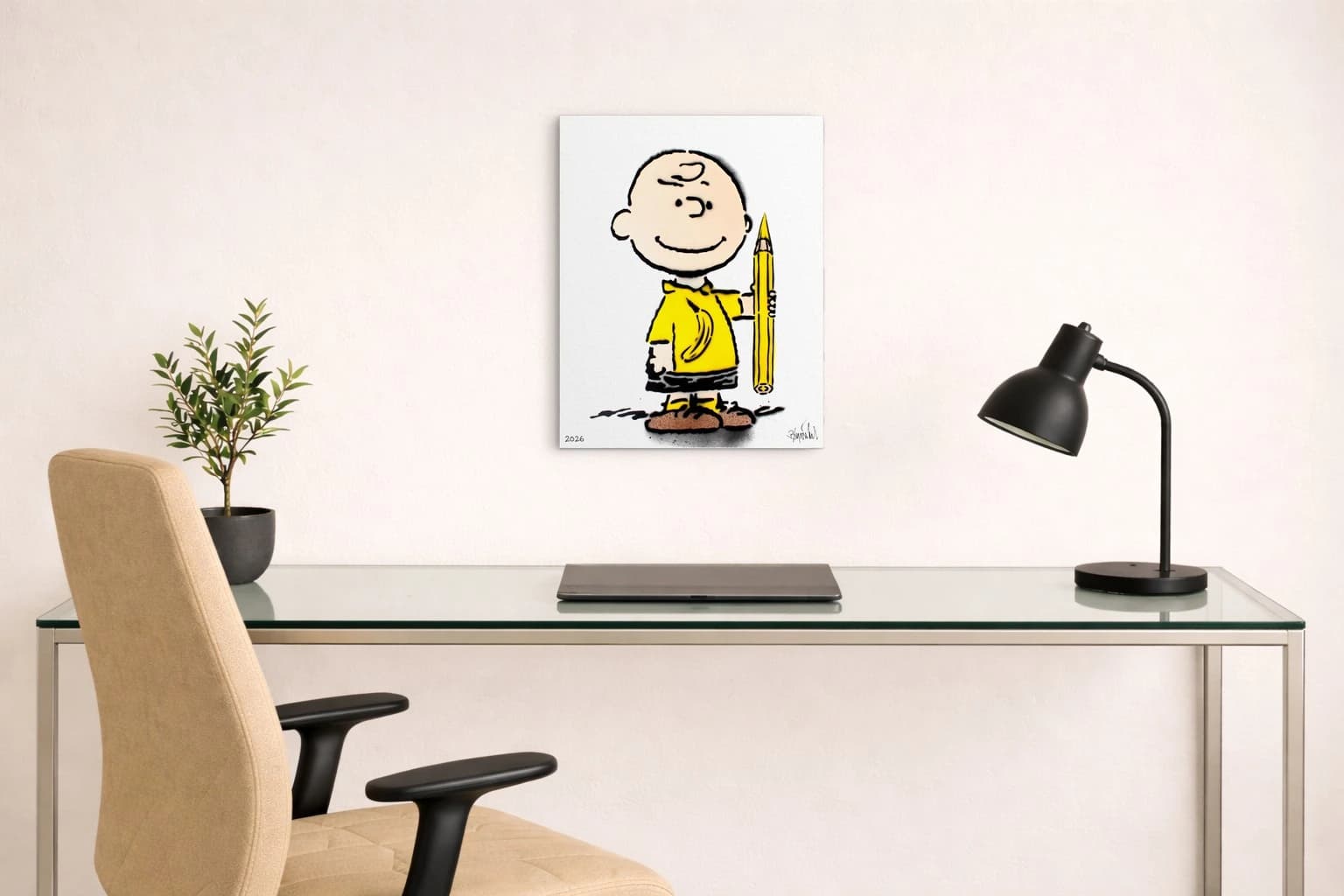 Charlie Brown steht auf weißem Grund mit gelbem Shirt und hält einen gelben Bleistift, als Kunstwerk an der Wand eines Raums.