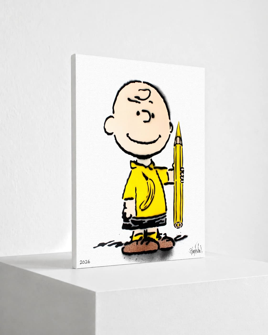 Charlie Brown steht mit gelbem Shirt und Bleistift auf weißem Hintergrund, unten 2026 und Signatur.