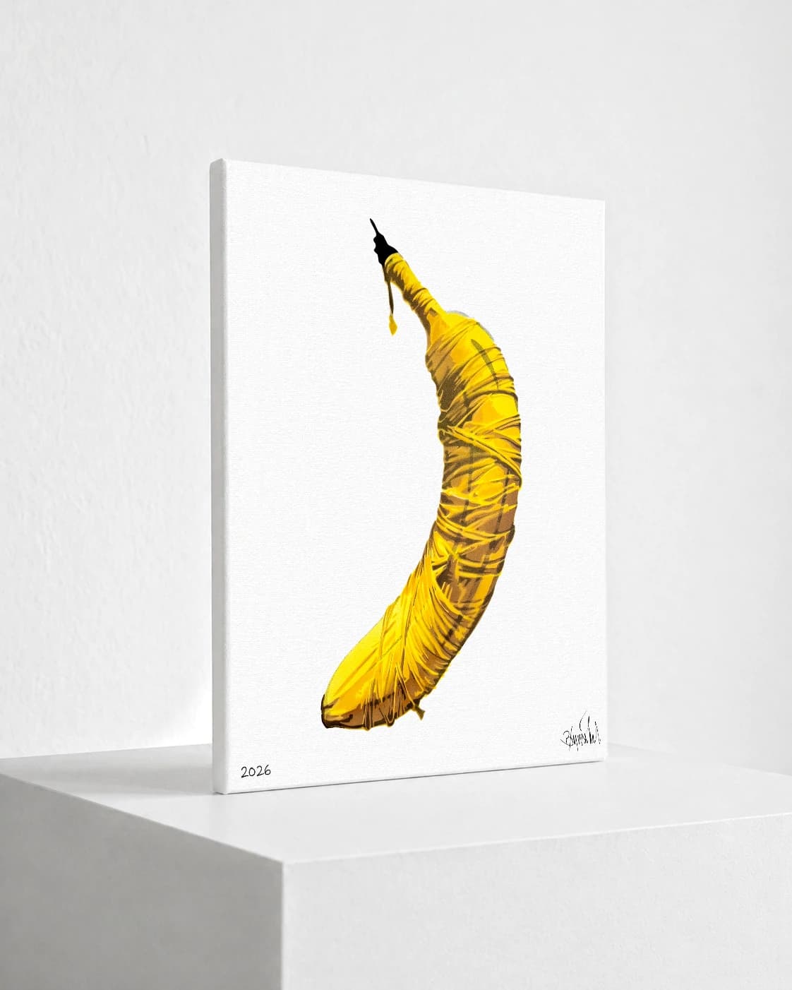 Gelbe, in Plastik gewickelte Banane auf weißem Hintergrund mit 2026 unten links und Signatur unten rechts.