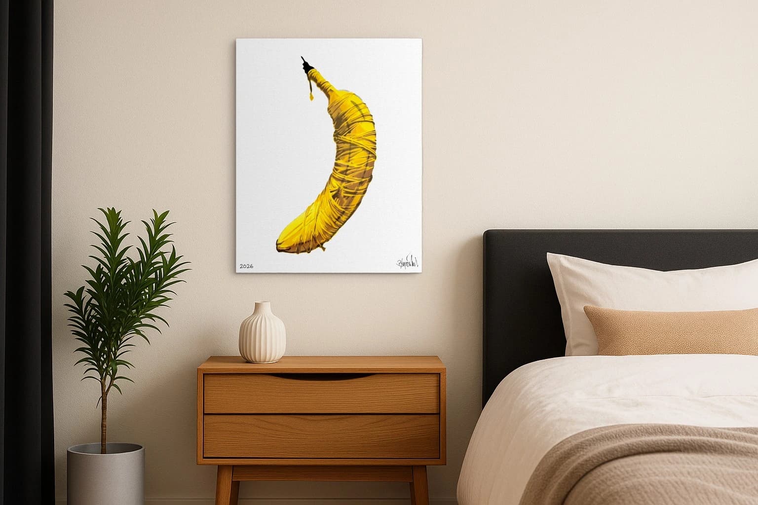 Gelbe, in Plastik gewickelte Banane auf weißem Hintergrund mit 2026 und Signatur, als Kunstwerk an der Wand eines Schlafzimmers.