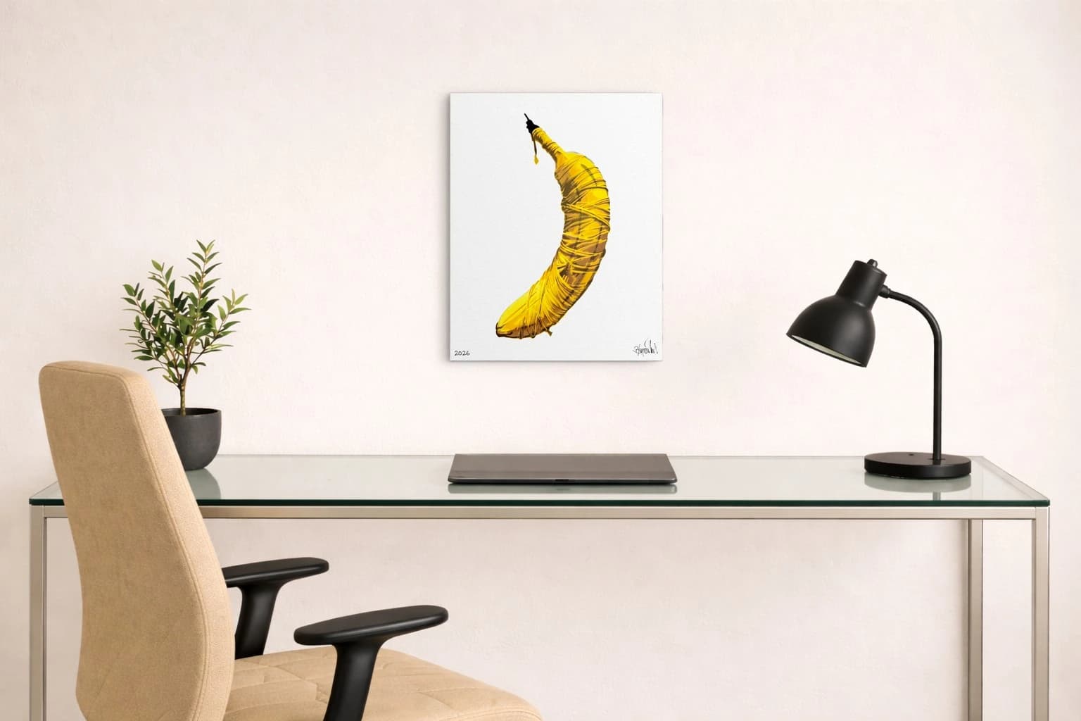 Gelbe, in Plastik gewickelte Banane auf weißem Hintergrund mit 2026 und Signatur, als Kunstwerk an der Wand eines Büros.